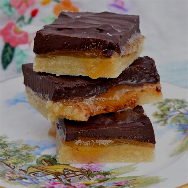 Paleo Chocolate Honey Bars. 🍫😍🍯. Recipe is on the link in my bio. 