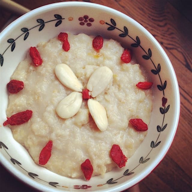 Rice milk porridge, sweetened with apricot jam and topped with almonds and goji berries! 