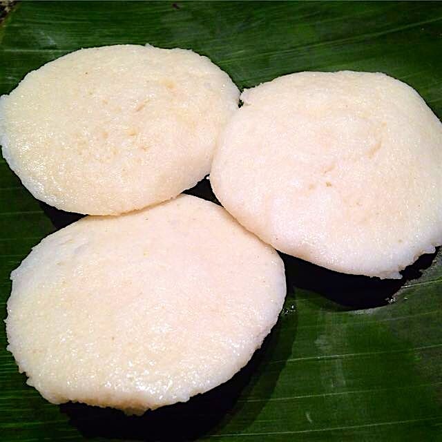And these are plain Idli - steamed rice flour cakes. Soft, fluffy discs of perfection waiting to ...