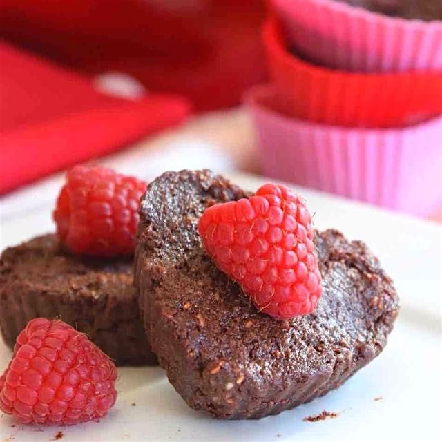Raspberry Fudge Hearts (paleo, vegan, raw). Recipe is on the link in my bio. ❤️😍😘