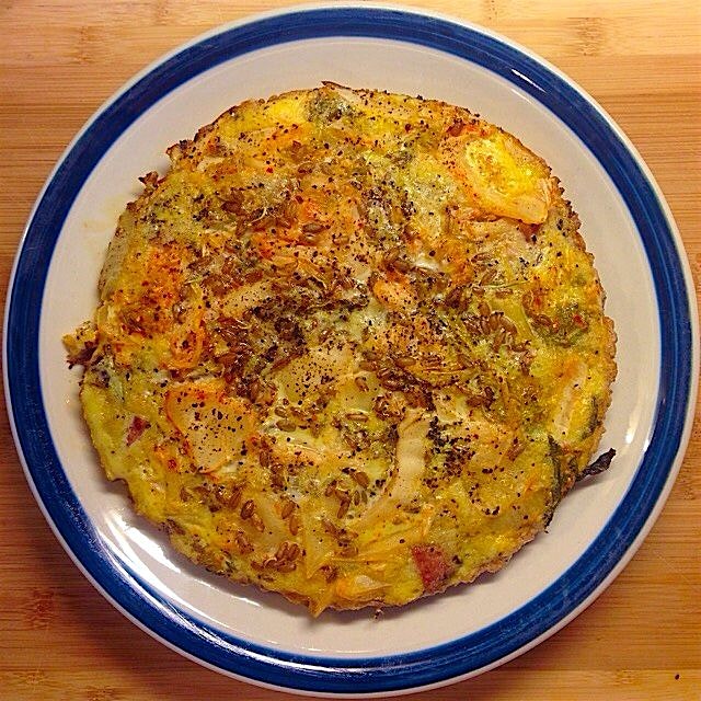 Egg pie with kimchi, sprouted rye berries and sausage. 
