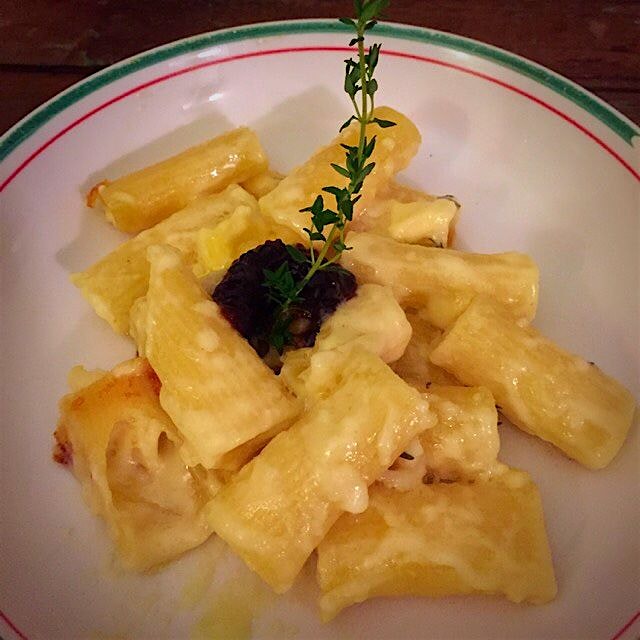 Comfy baked mac and cheese with fontina Gouda and thyme with a dollop of plum chutney