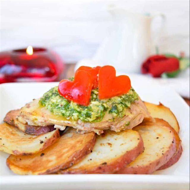 Healthy dinner for two! The recipe is on the link in my bio...chicken, pesto, red potato medallio...