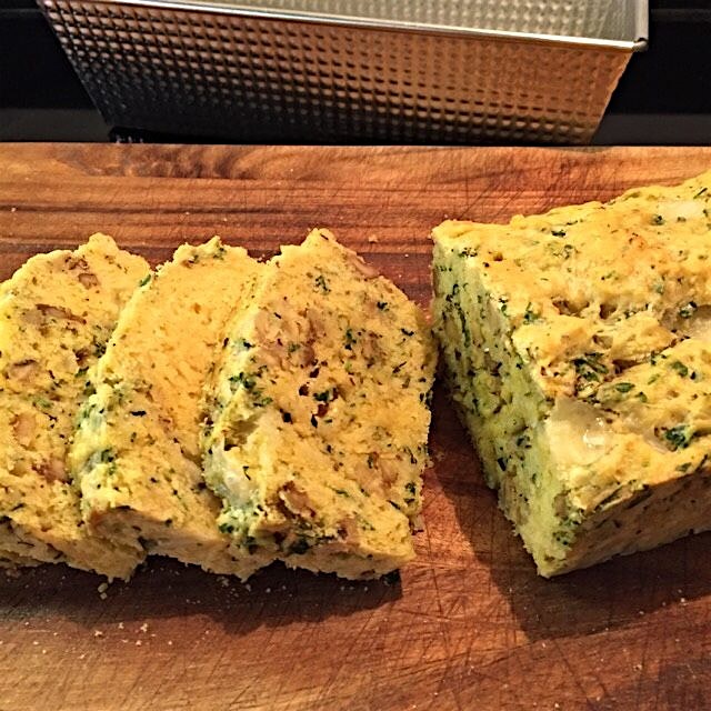 This cheesy and herby bread with toasted walnuts is the perfect thing to go with Turkey soup 😋  D...