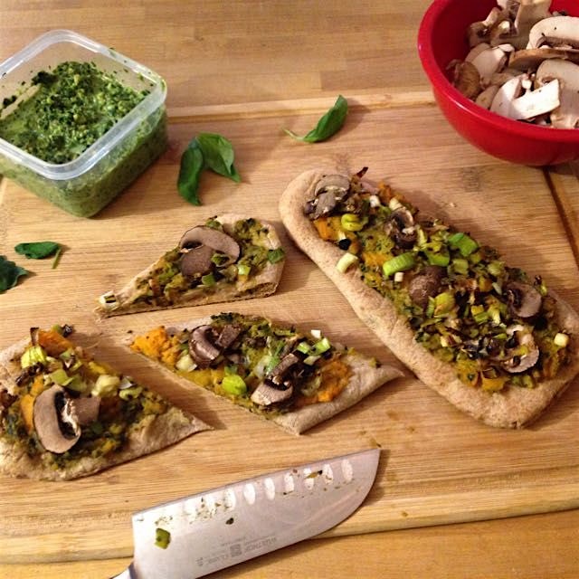 Winter #pizza, butternut squash and pesto purée topped with leeks and mushrooms #vegan 