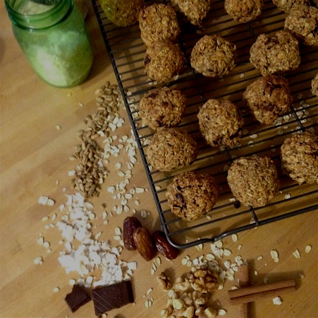 Everything oatmeal cookies (walnuts, coconut, dark chocolate, sunflower seeds and raisins). #vega...