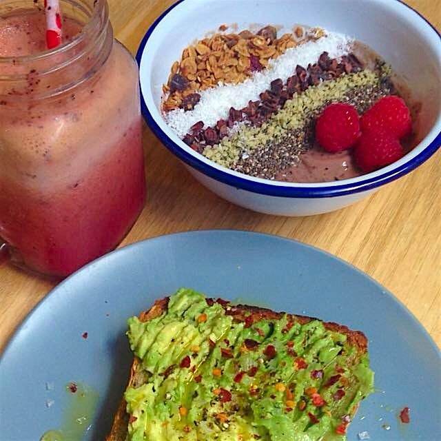 waking up craving this meal from warmer days. time to make avo toast and juice. happy friday!