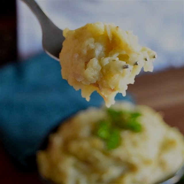 Cauliflower Mashed Potatoes. Search for the recipe on the link in my bio. 😋