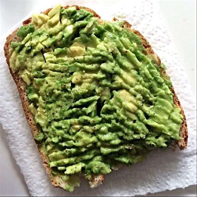 Healthy avocado snack, so easy to prepare!