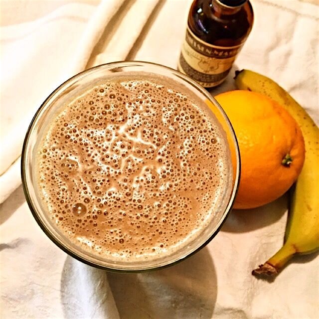 Creamsicle Smoothie breakfast.  A smoothie that tastes like a treat! Frozen banana, a whole orang...