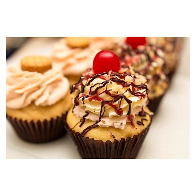 My cupcakes in the spotlight. Banana Split & Guava PB&J. NOMNOM! 