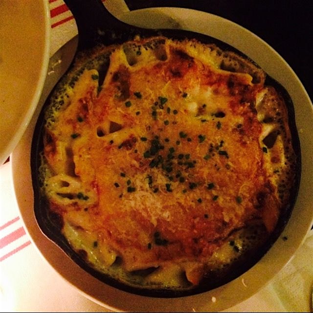 Dangerously delicious Mac and cheese with gruyere cheese and parmigiano cheese. Xoxo almond @vsin...