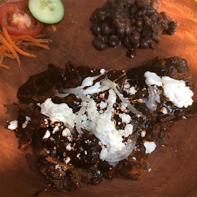 Chilaquiles con mole negro
