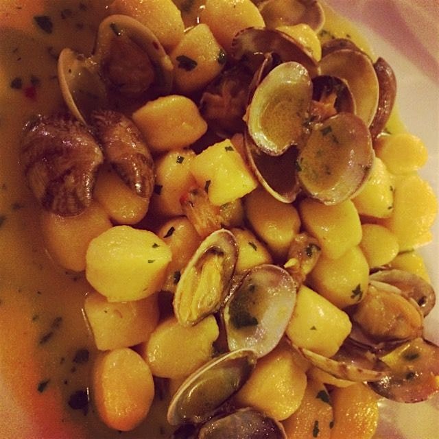Gnocchi alle vongole e zaffarano 