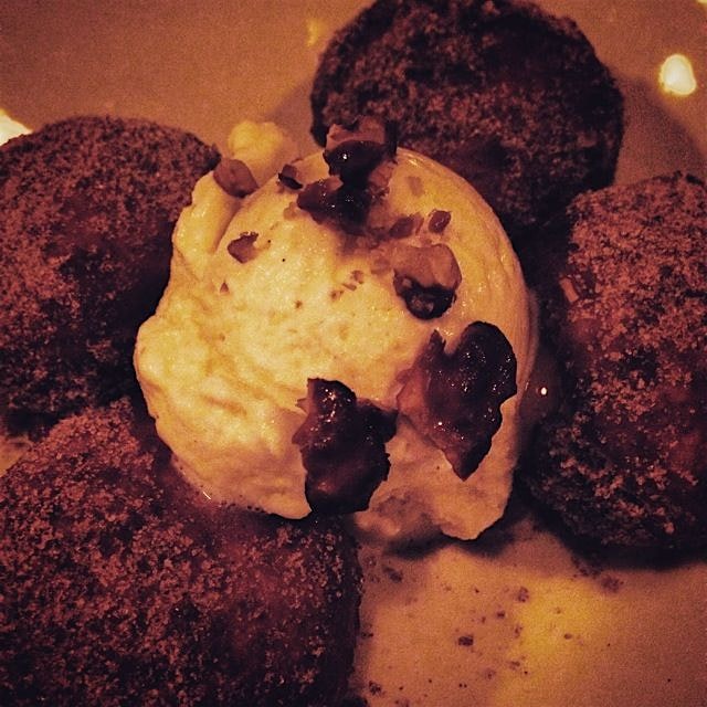 Dulce de leche, cinnamon sugar and vanilla ice cream. Yes please! 