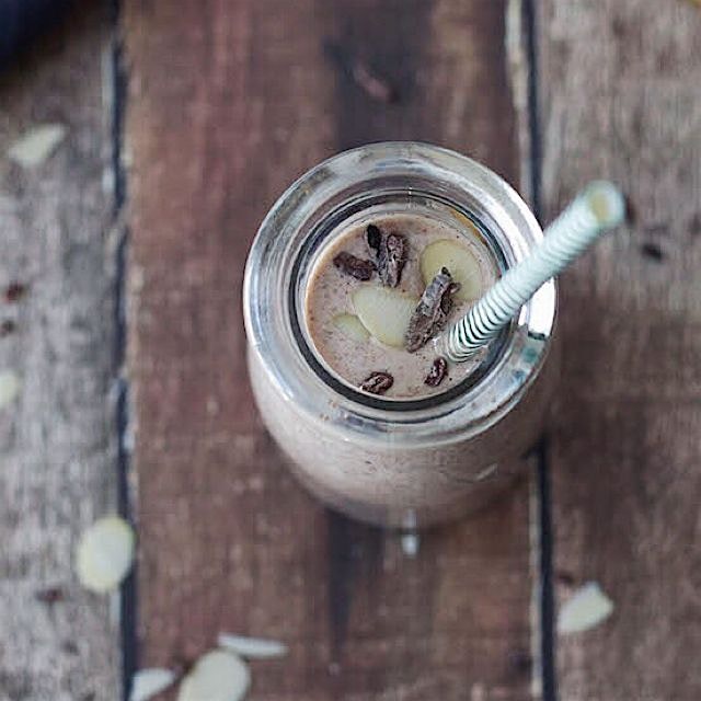 Almond-Cacao smoothie - packed with protein and flavor... Practically a chocolate milkshake! http...