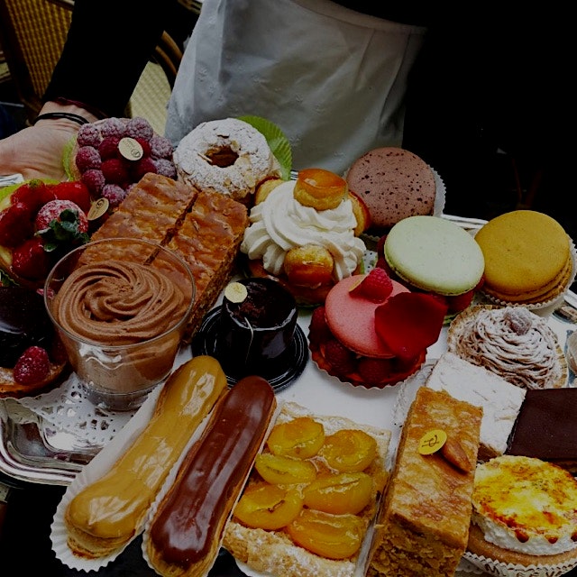 At Les Deux Magots, dessert comes to you! 😍