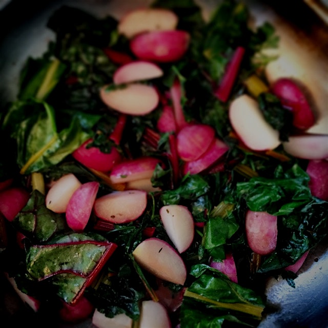 Simply spring! Brown Buttered Radishes + Rainbow Swiss Chard
www.simplyhailee.com/Compositionkitc...