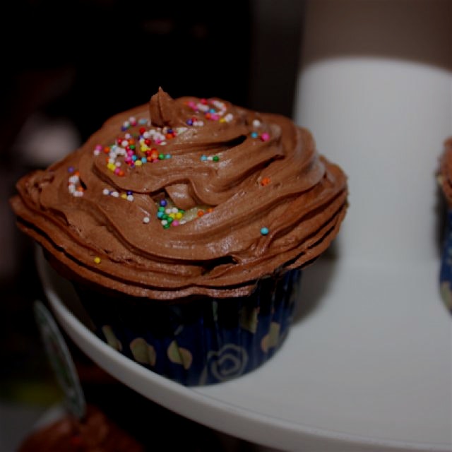 Homemade vanilla cupcakes with chocokate frosting! 