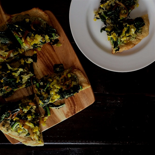 Walnut pesto flatbread with leeks, kale and cartelized onions! Recipe on my website :)