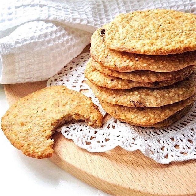 Quinoa squarebar cookies, anyone?! That's right... those aren't chocolate chips, they're Squareba...