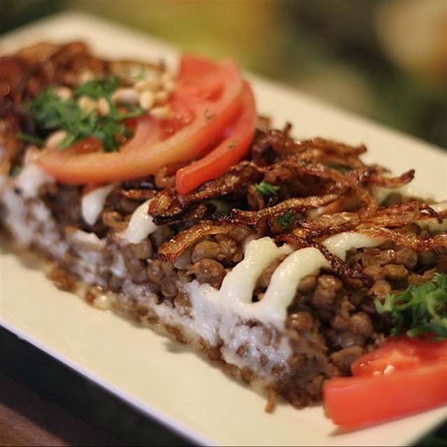 Lentils, rice and fried onions with an amazing garlic sauce.