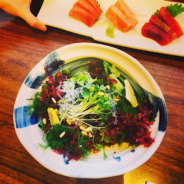 a simple + beautiful seaweed salad, tuna...at the airport #traveleats