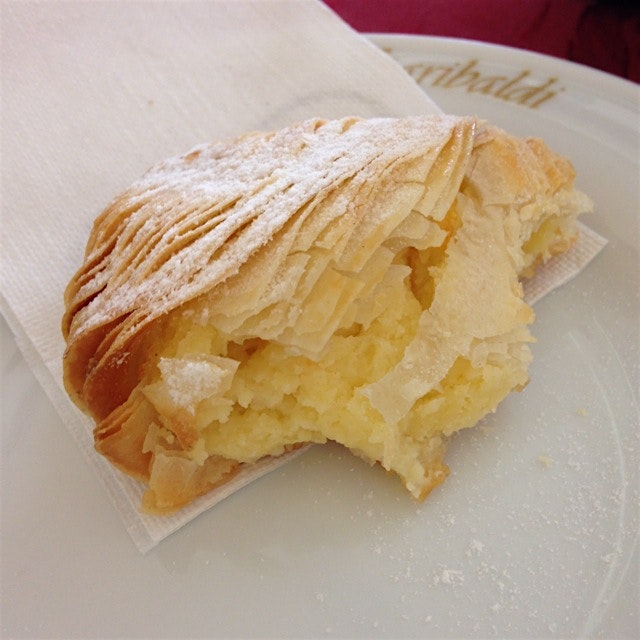 Neapolitan pastry in the heart of Tuscany. The breakfast of kings 