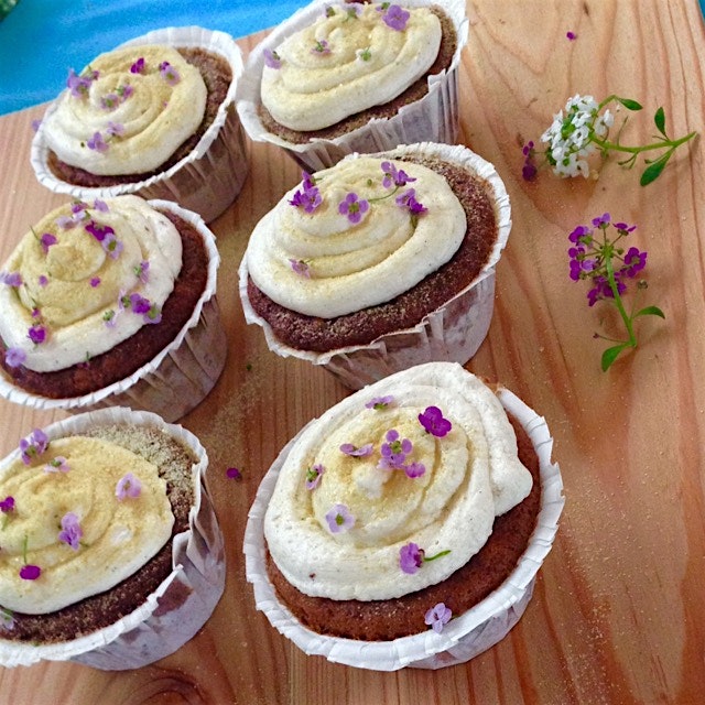 Banana bread mini cakes with bee pollen dusted butter cream for cupcake wars. 