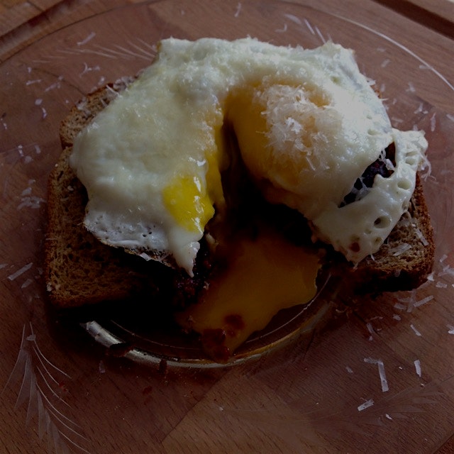 Cooked breakfast with @madebylukas Beet Veggie mix #eggporn