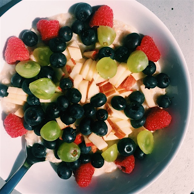 Fruits and oats on this sunny Saturday. Finally enjoying breakfast on the deck again ☀️😎☀️