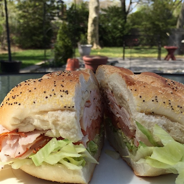 Having lunch in the garden at Melia Manor! Nomnomnom!! 