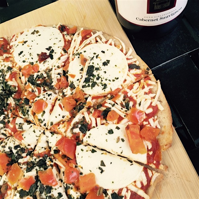 Busy times call for Daiya pizza! Vegan and gluten free;)