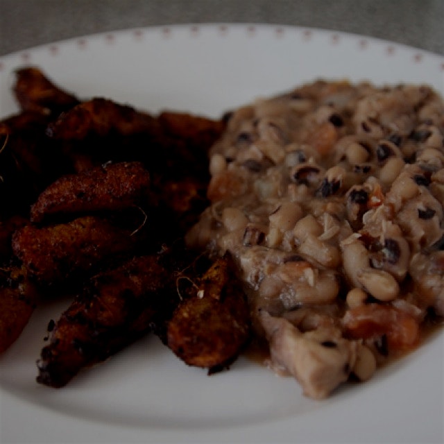 I recently learned how to make this delicious Ghanaian stew with fried plantain from a woman in t...