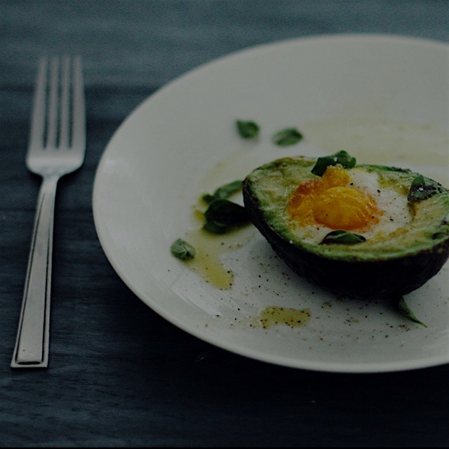 Baked egg in avocado 💚