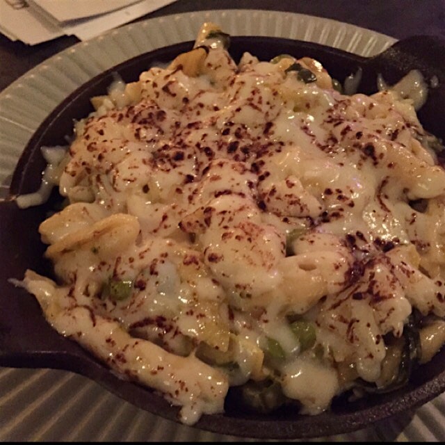 The most bomb spring mac n cheese with peas ever.