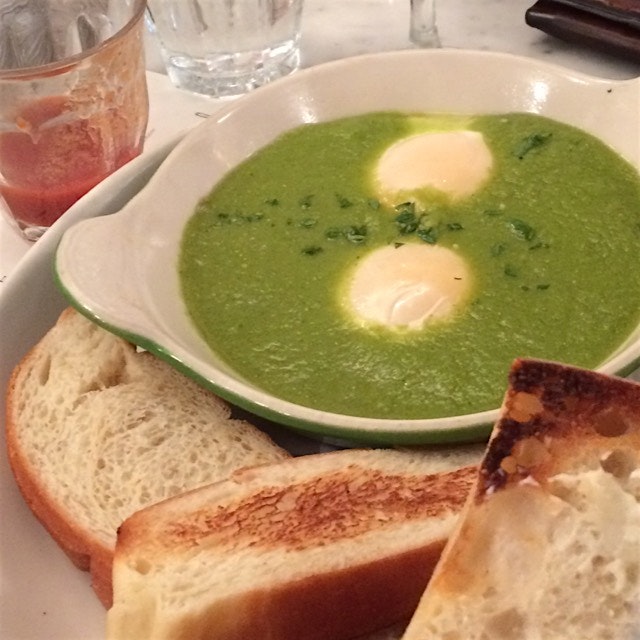 Vibrant start to the day! Green shakshuka x eggs... 