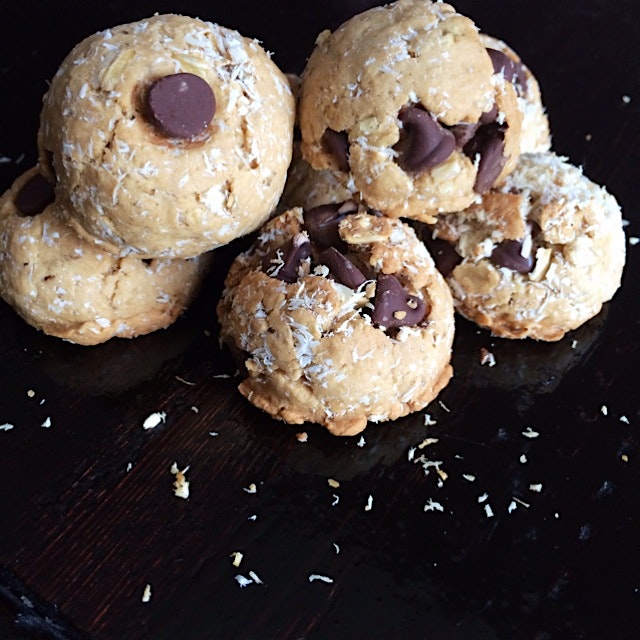 Vegan chocolate chip
cookie bombs with coconut and oats! 
