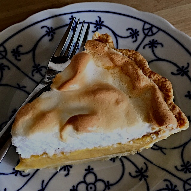 I present rhubarb meringue pie ☺️
There's all this rhubarb in the kitchen, so I tried something: ...