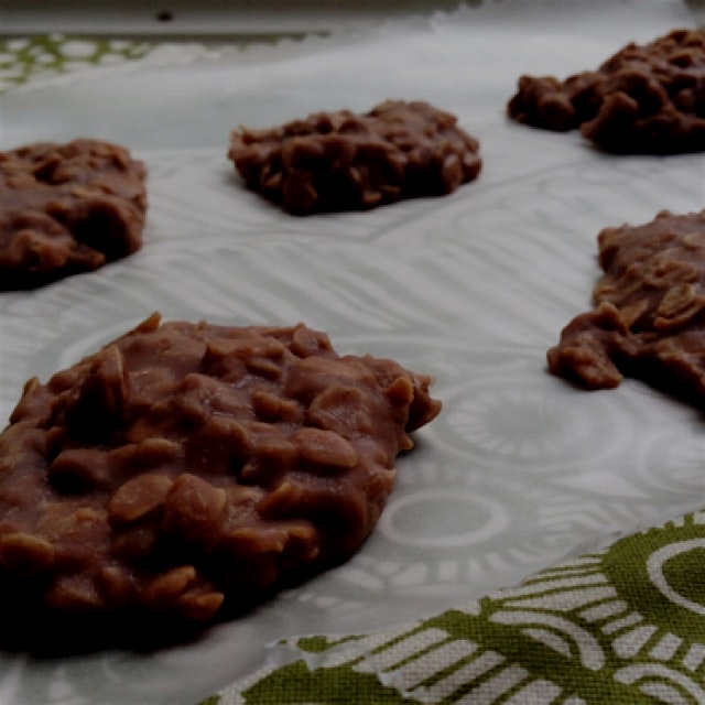 You can make these chocolate oatmeal fudge cookies in 11 minutes: no baking required! Recipe: htt...