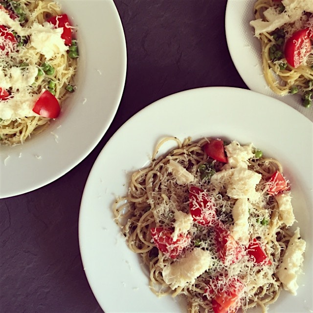 Lazy Sunday dinner:  spaghetti with homemade pesto, green peas, tomato and mozzarella 

