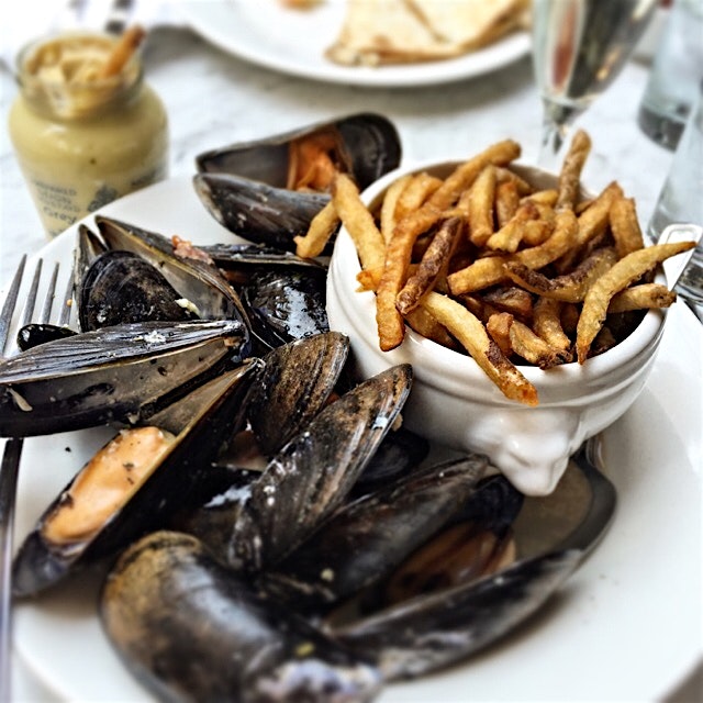 Dinner on a city restaurant patio: horns, sirens, people, music, yelling. And a brilliant moules ...