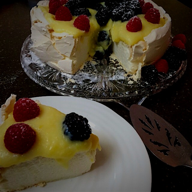 With the egg whites that I did not use in my pasta dough, I made a Pavlova with fresh Lemon Curd ...