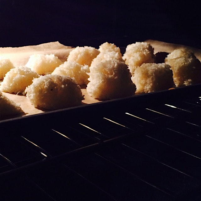 Just a little midnight snack in the oven. I sometimes dream of coconut Macaroons... So I make the...