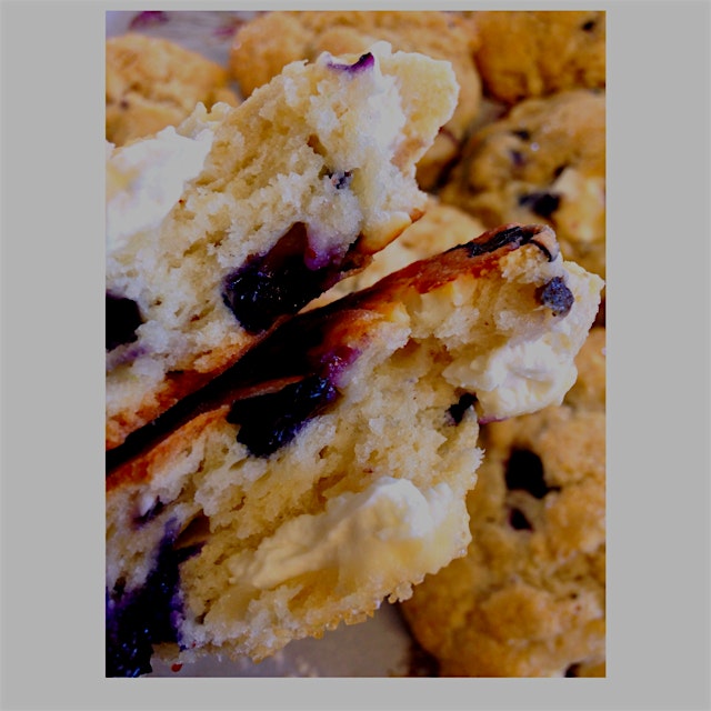 Lemon, blueberry, cream cheese scones. Fresh out the oven! Nomnom! 