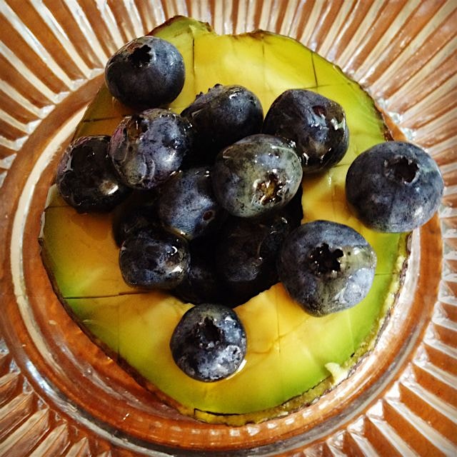 Instant Dessert - avo, blueberries n honey