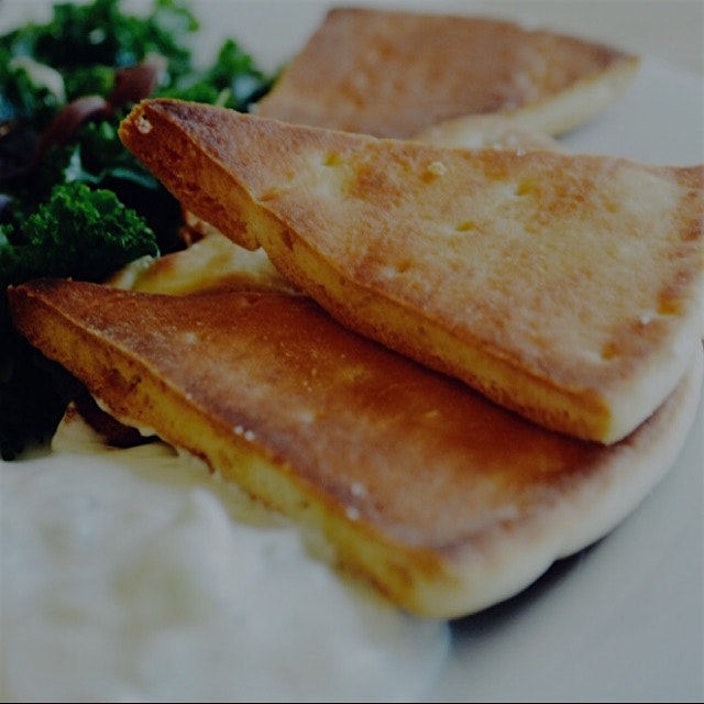 Homemade pita chips and tzatziki! (Recipe on the blog) 