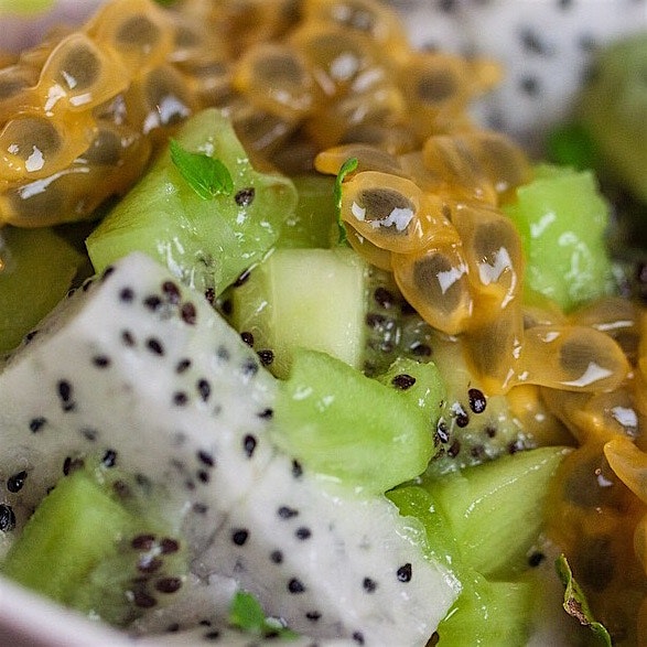 How about a dragon fruit and kiwi mint bowl for dessert? Directions up on HealthyHarlequin.com 👊🏽...