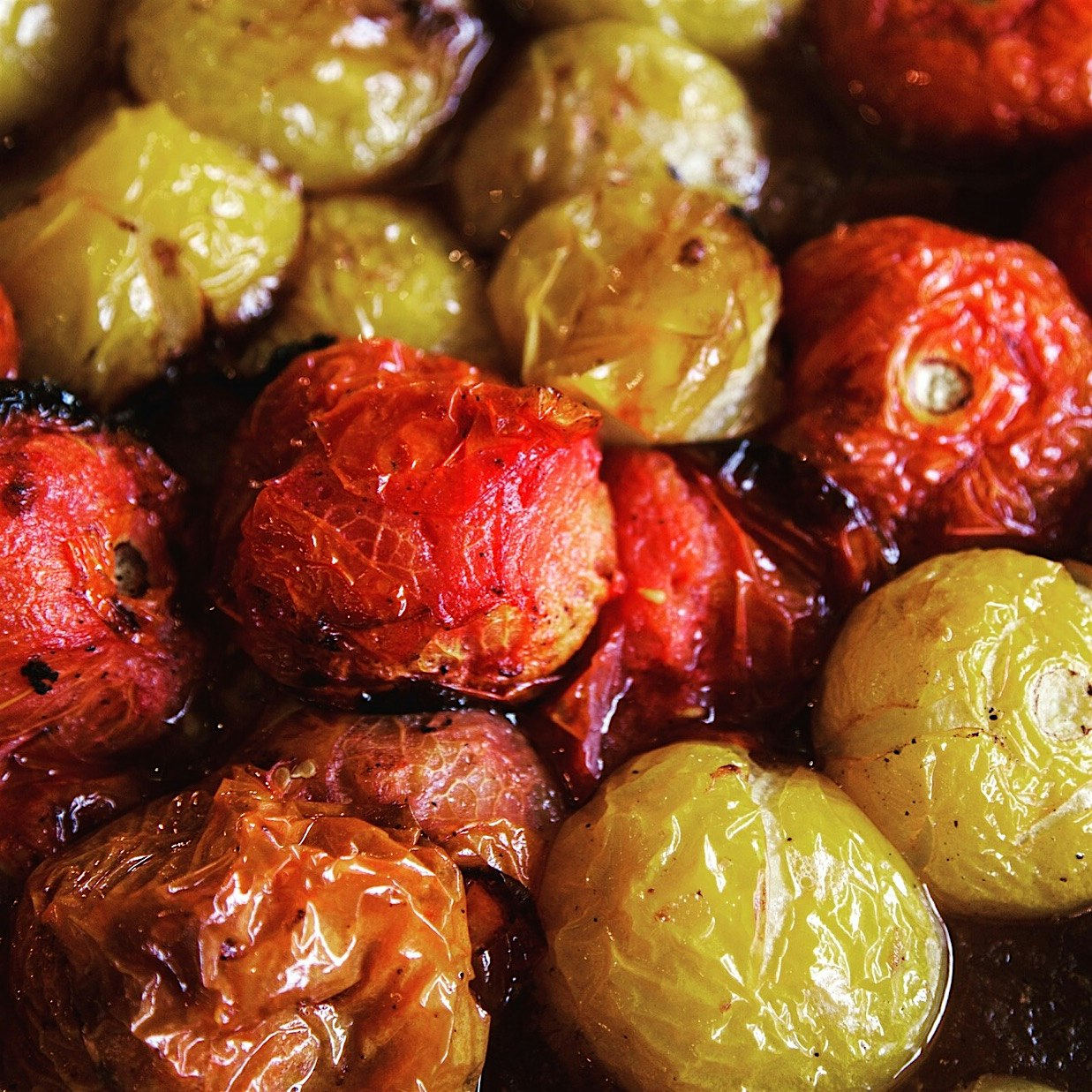 Baking the best vine-ripe tomatoes to get all that juicy juice! 🍅💦
