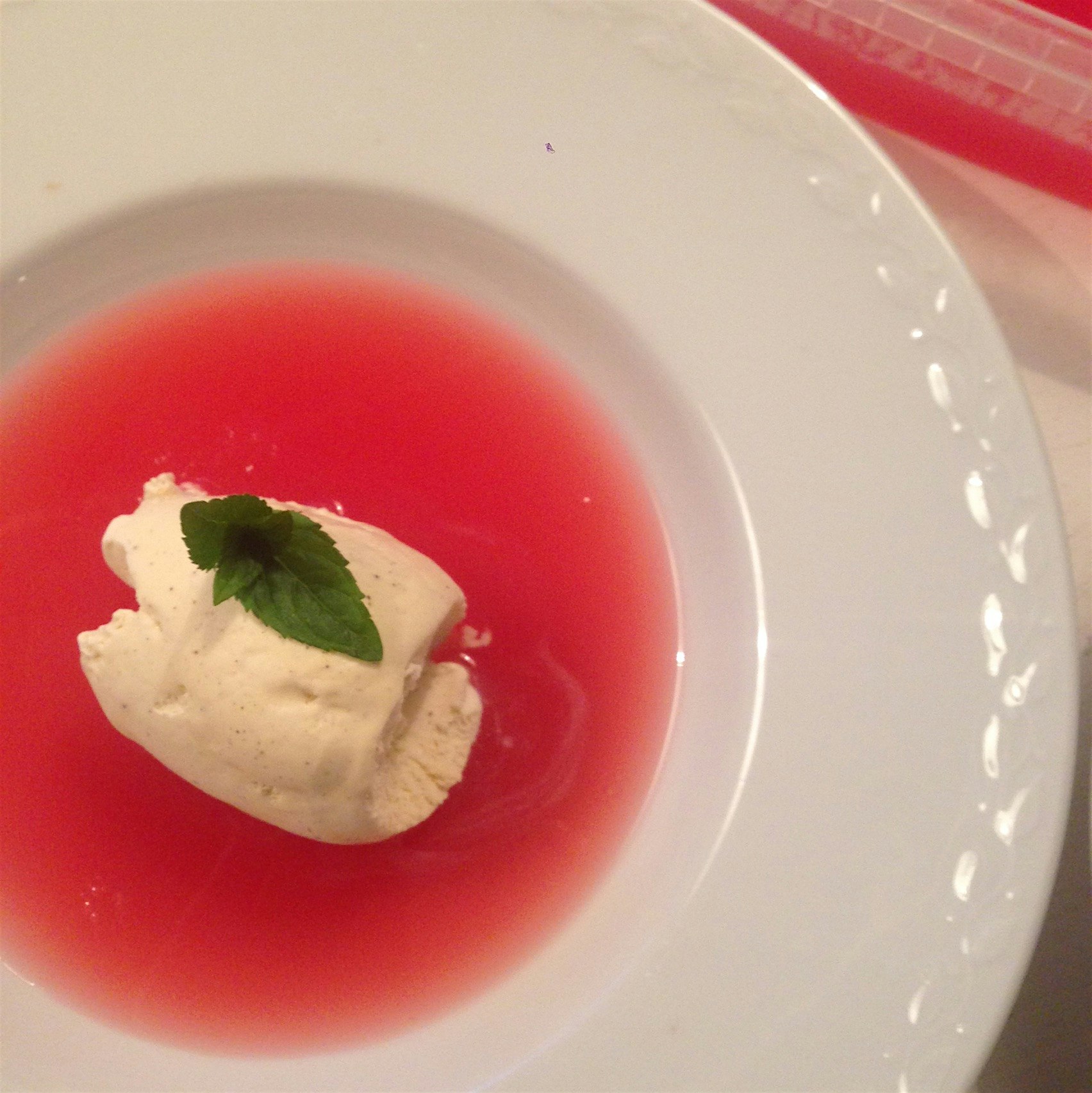 Cold rubarbsoup with vanillaicecream